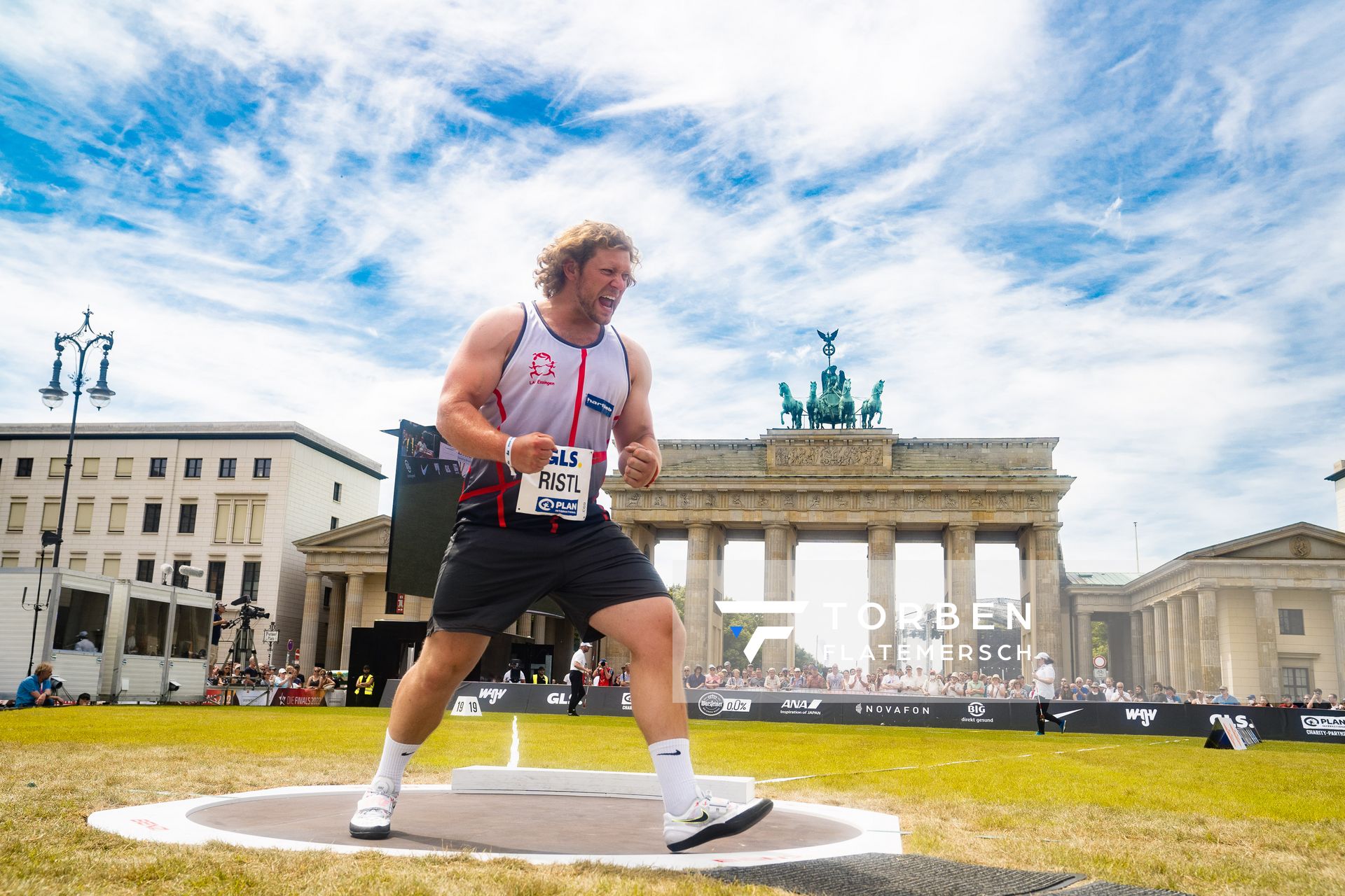 Silas Ristl (LAC Essingen) beim Kugelstossen waehrend der deutschen Leichtathletik-Meisterschaften auf dem Pariser Platz am 24.06.2022 in Berlin